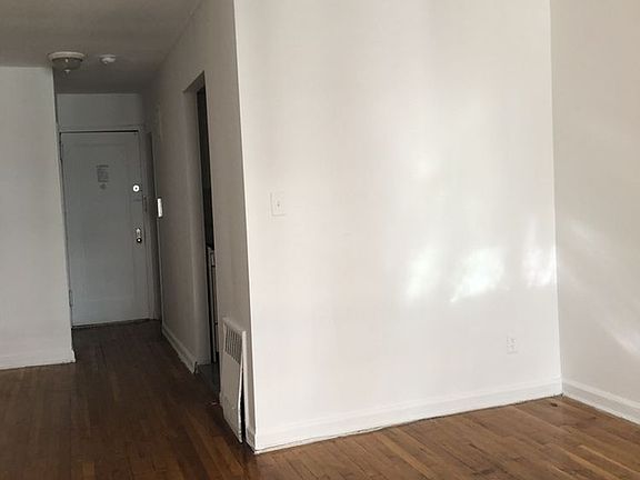 5th image of 329 W 14th St APT E3