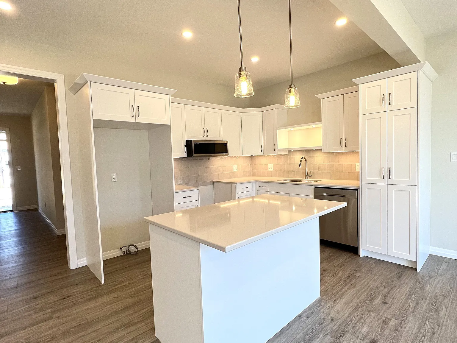 4 bed, $2,450 — Photo 2
