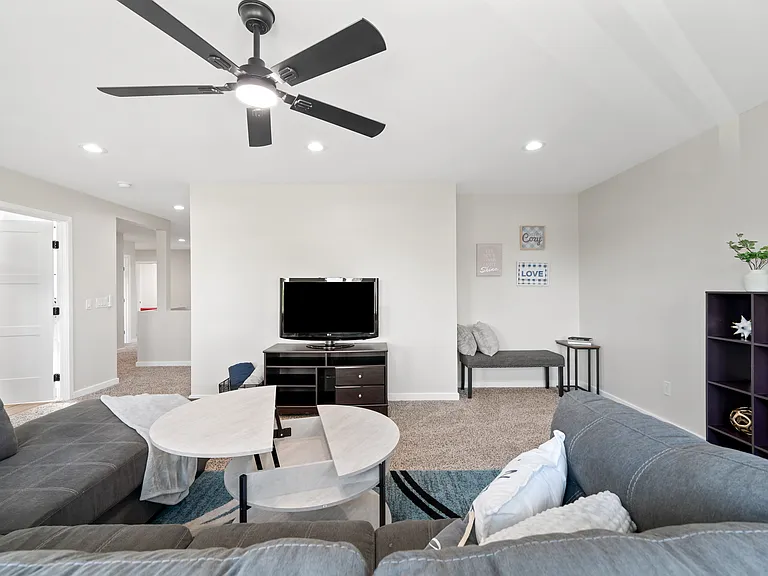 1010 E Indianola Ave — Photo 18