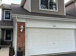 1914 Waverly Cir, St Charles, IL 60174