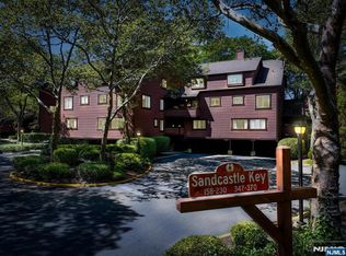 158 Sandcastle Ky, Secaucus, NJ