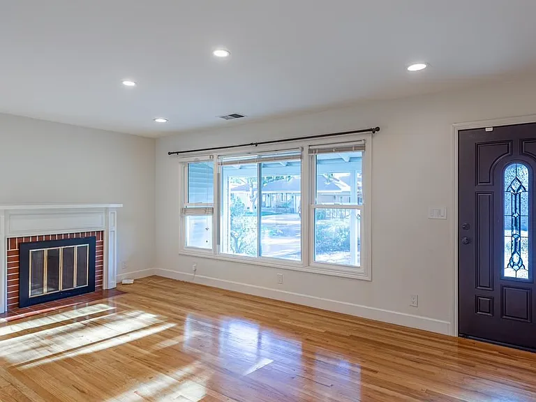 1402 Floyd Ave — Photo 2