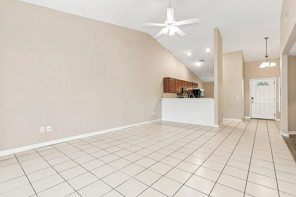 3 bed, 2.0 bath, 1348 sqft, $2,140 — Photo 3