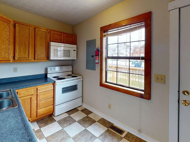 1366 Indianola Ave — Photo 2