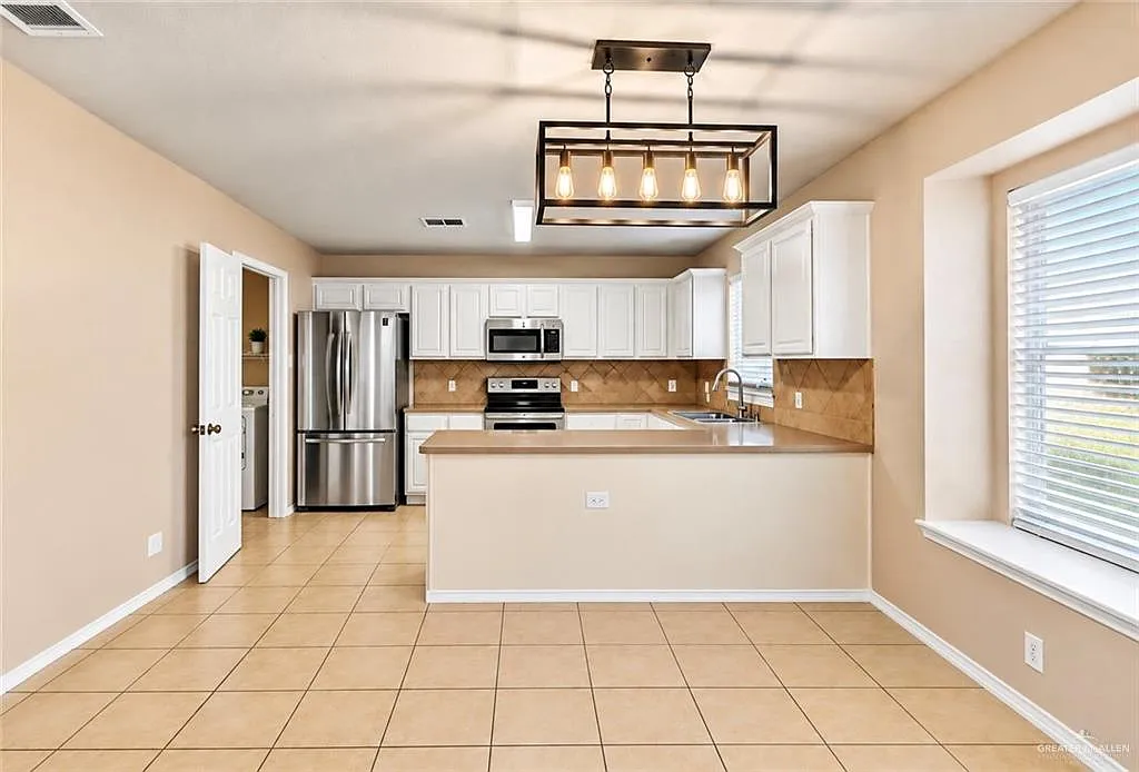 3 bed, 2.5 bath, 2199 sqft, $1,600 — Photo 4
