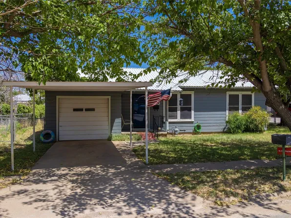 915 S Neches St, Coleman, TX 76834