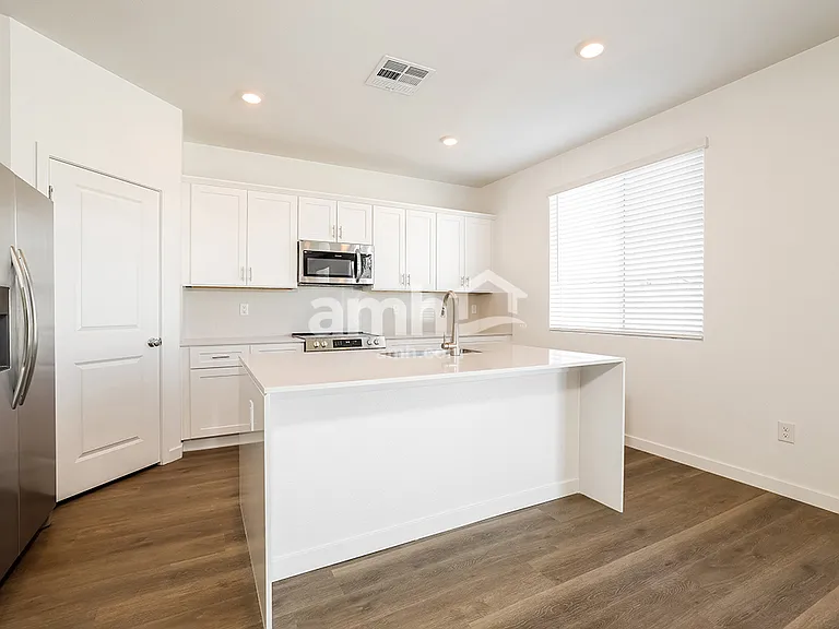 2236 Monroe Ave — Photo 4