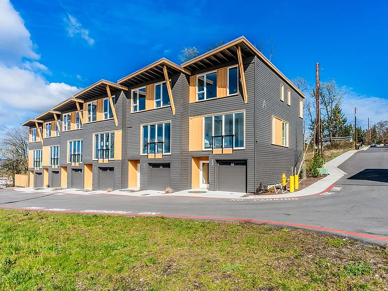 Skyridge Townhouses — Photo 16