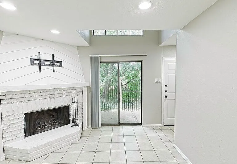 889 Dublin Dr #D — Photo 2