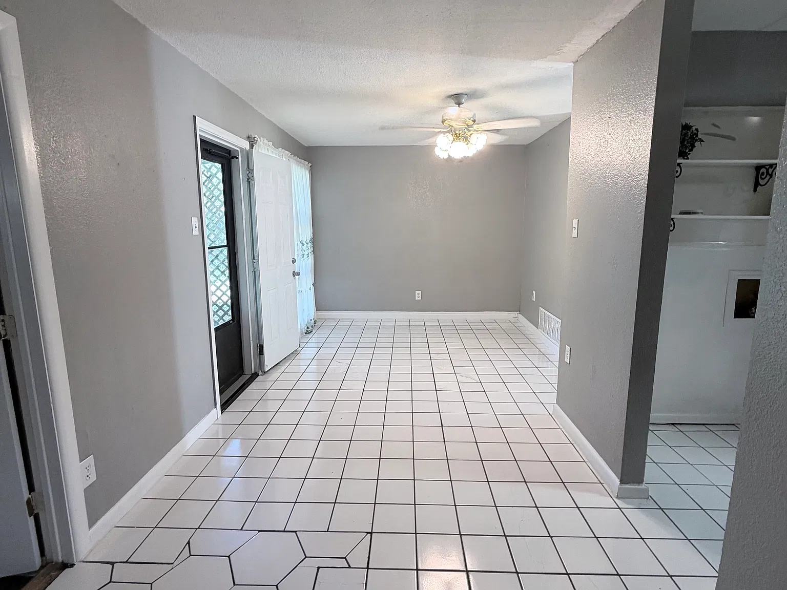 4 bed, 1400 sqft, $2,409 — Photo 3