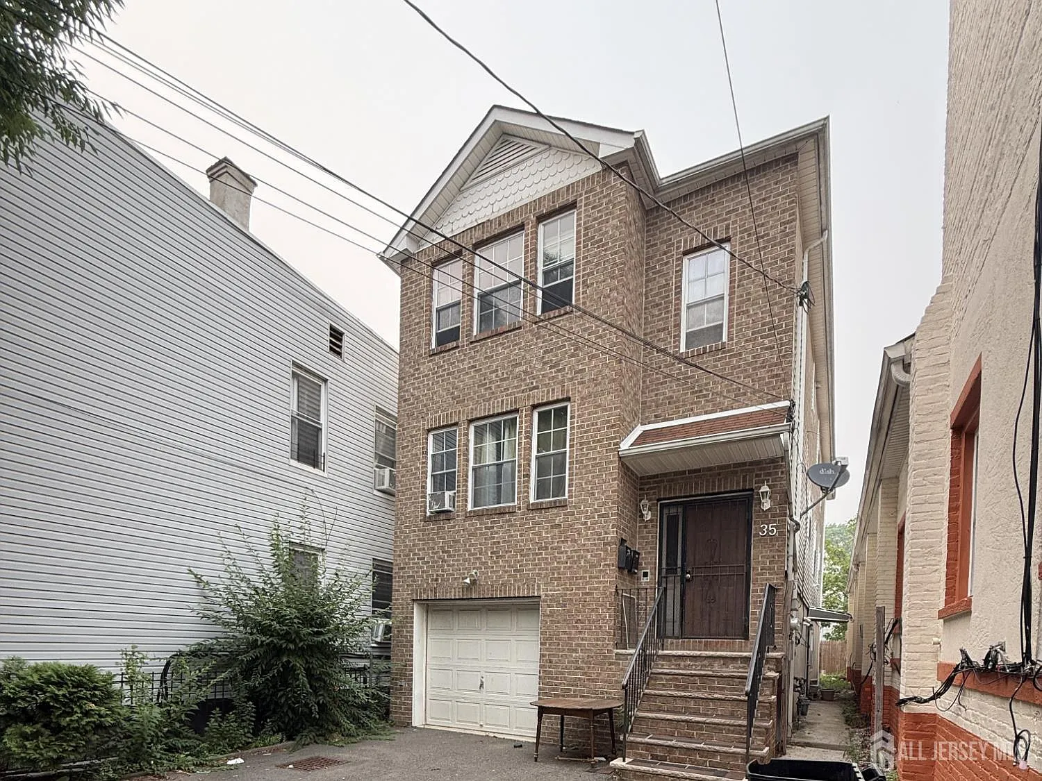 3 bed, 2.0 bath, 4368 sqft, $3,000 — Photo 2
