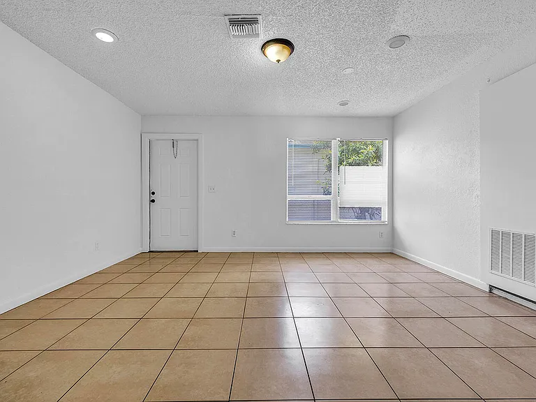 336 NE 12th Ave — Photo 35
