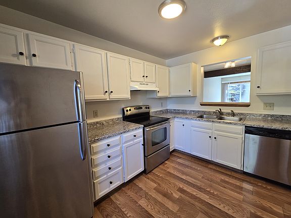 3rd image of 570 Manor Ct APT B