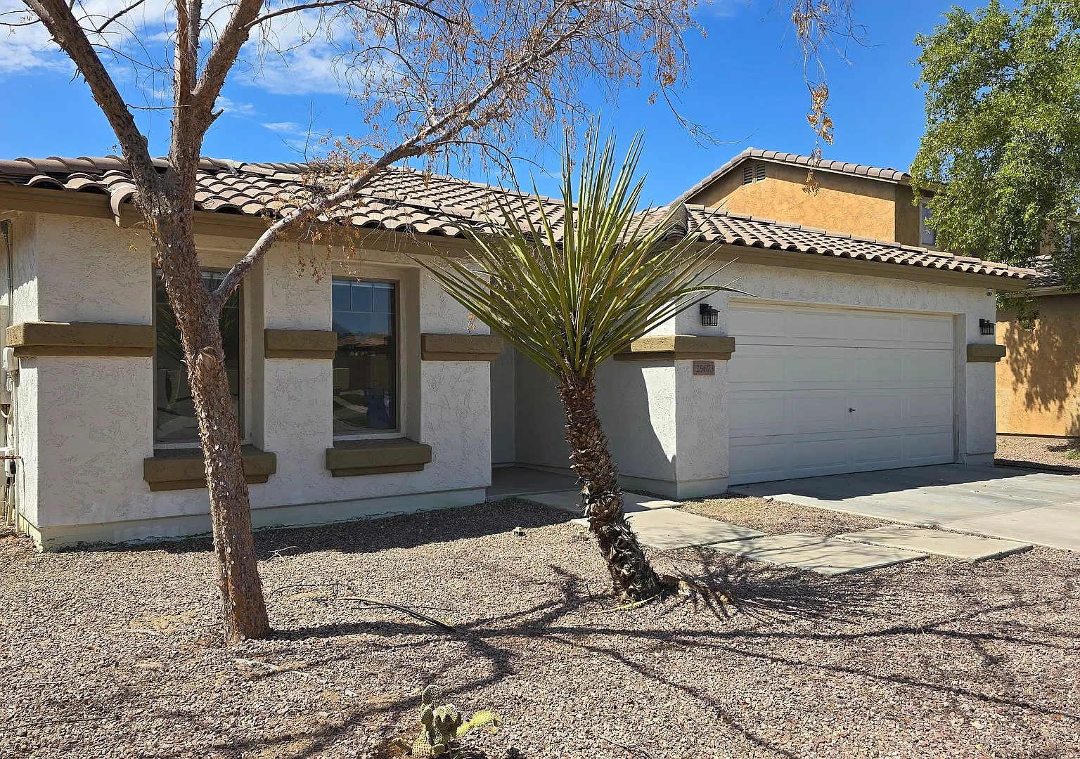 Lovely 4 bedroom 2 bath home +Den in Sunset Point Community Of Buckeye! — Photo 3