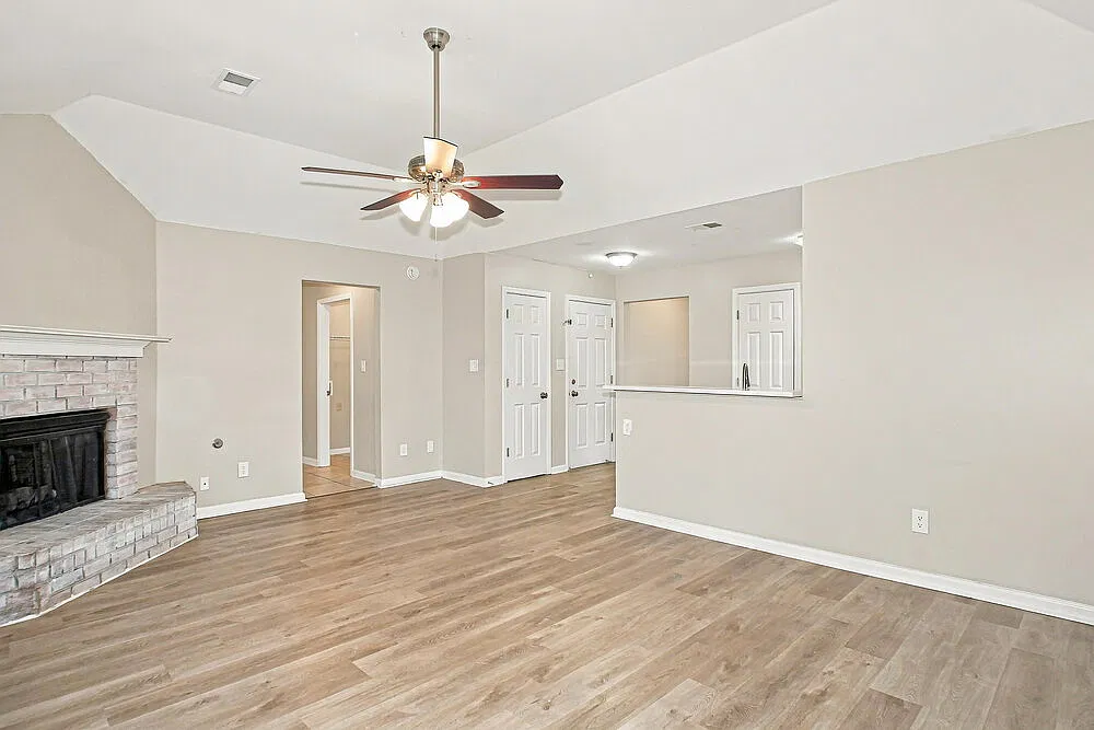 3 bed, 2.0 bath, 1449 sqft, $1,845 — Photo 3