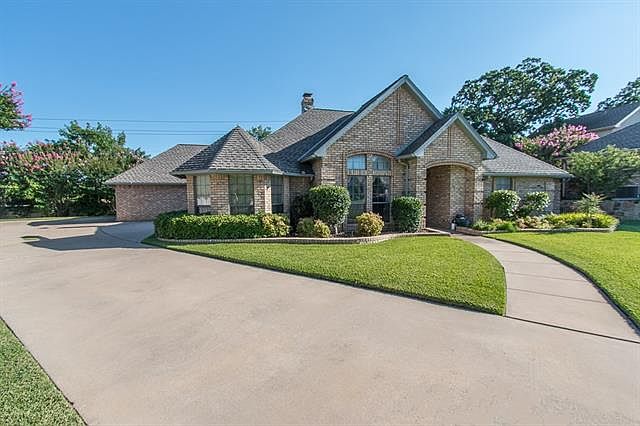 1st image of 2224 Pine Thicket Ln