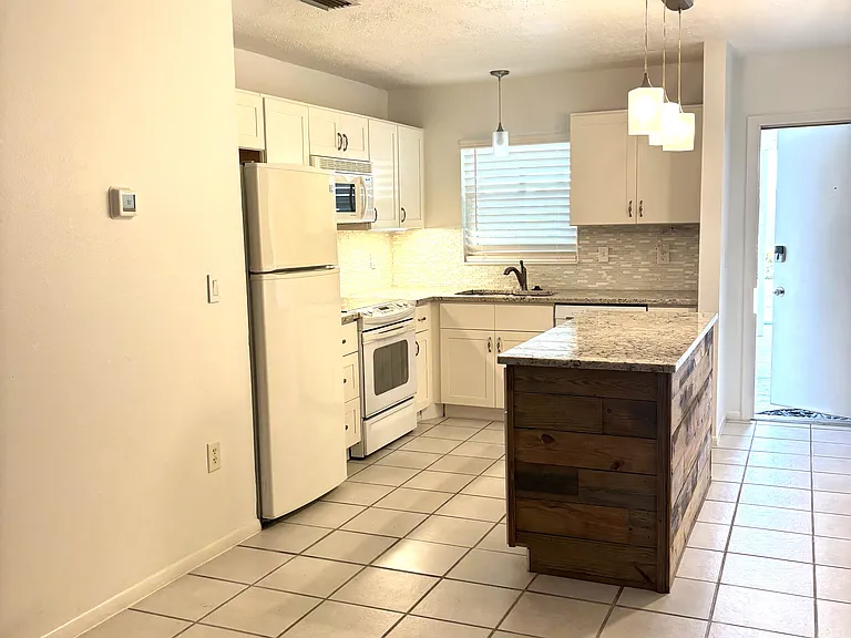 2115 9th Ave W #6B — Photo 3