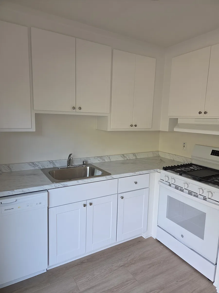 Kitchen - Ming Tree Apartments