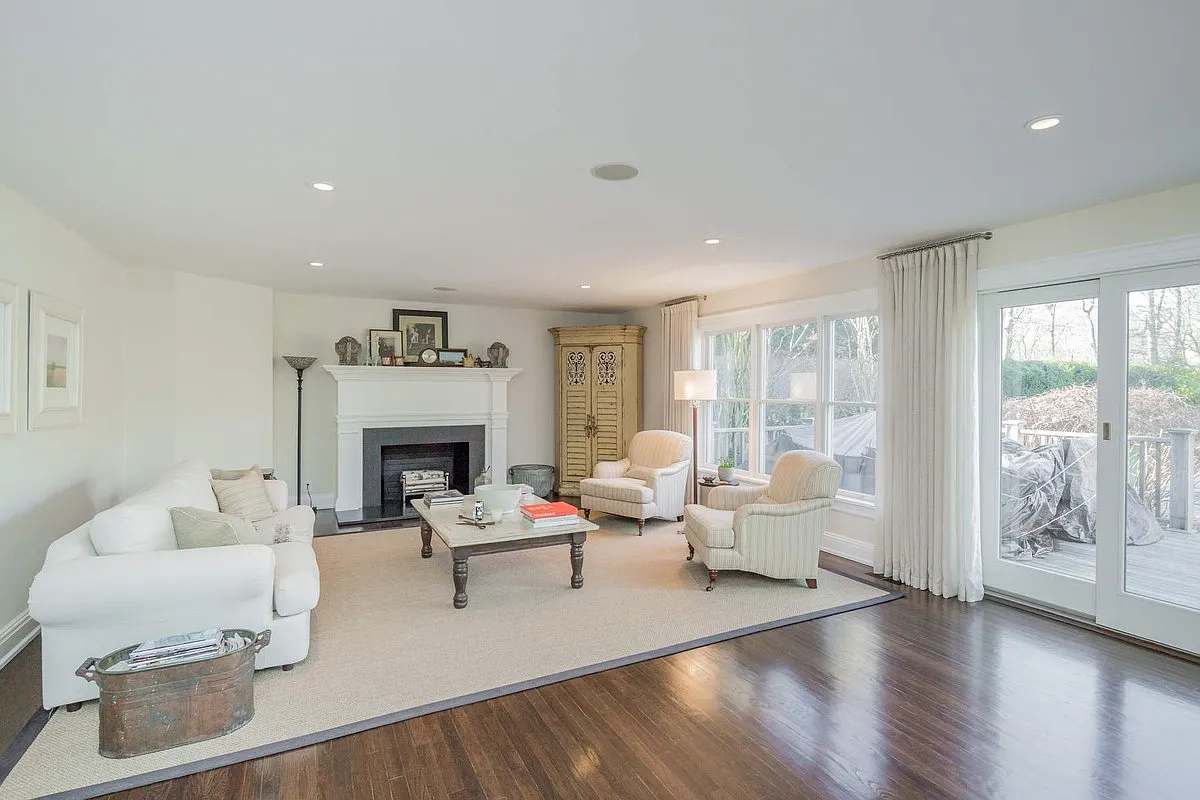 Wainscott 4 Bedroom Immaculate Traditional With Pool — Photo 2