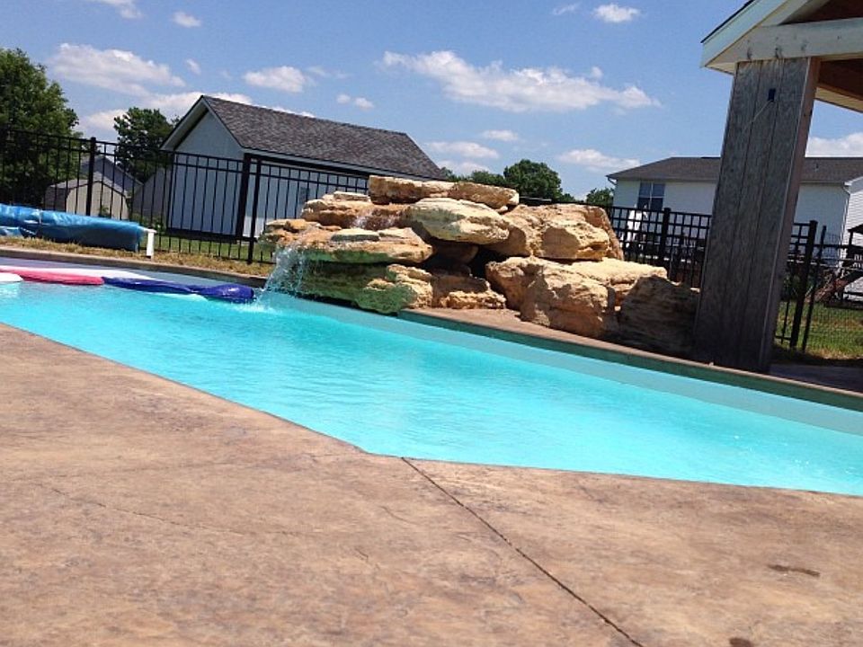 Inground pool with jacuzzi
