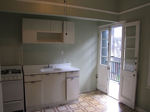 3rd image of 724 Dumaine St #8