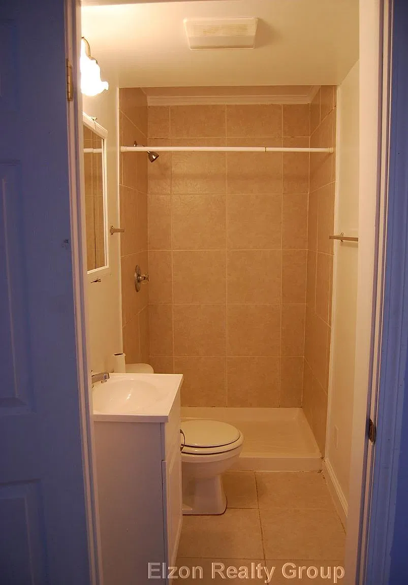 4 bed, 9999 sqft, $6,400 — Photo 1