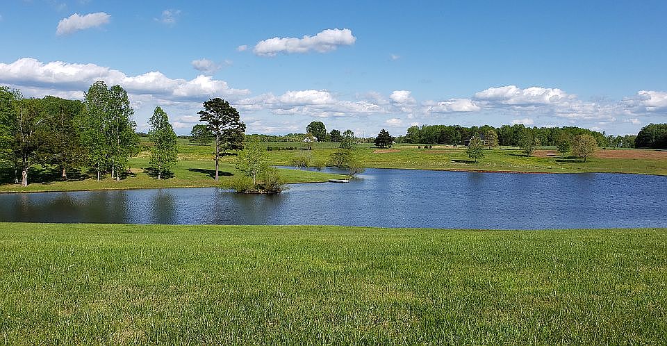 This acerage is lakefront!