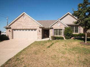1702 Stone Gate Cir, Davenport, IA 52807