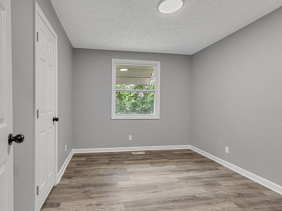 5th image of 2923 Emery Dr