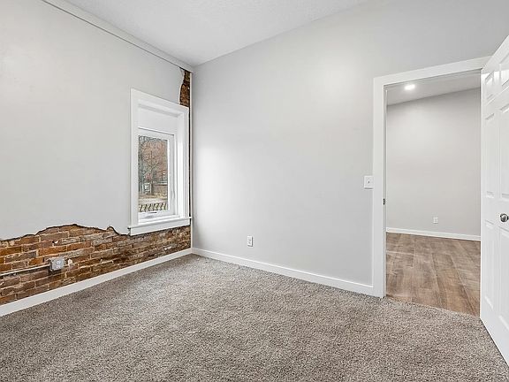 5th image of 226 Main St