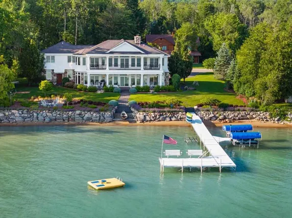 3248 Glenwood Beach Dr, Boyne City, MI 49712