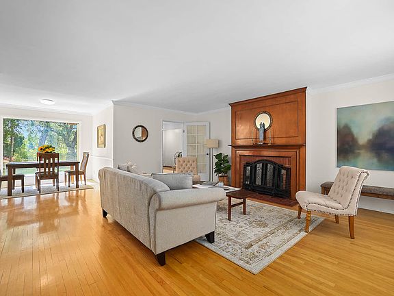 5th image of 1884 Pinecrest Dr