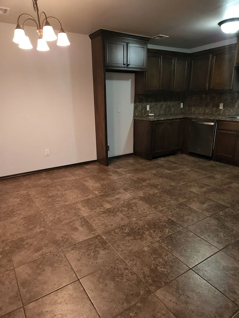 3BR 2BA Duplex with 2 Car garage — Photo 4