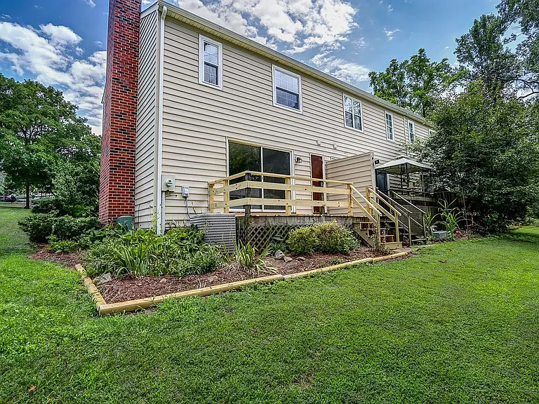 1421 Ashbourne Dr — Photo 7