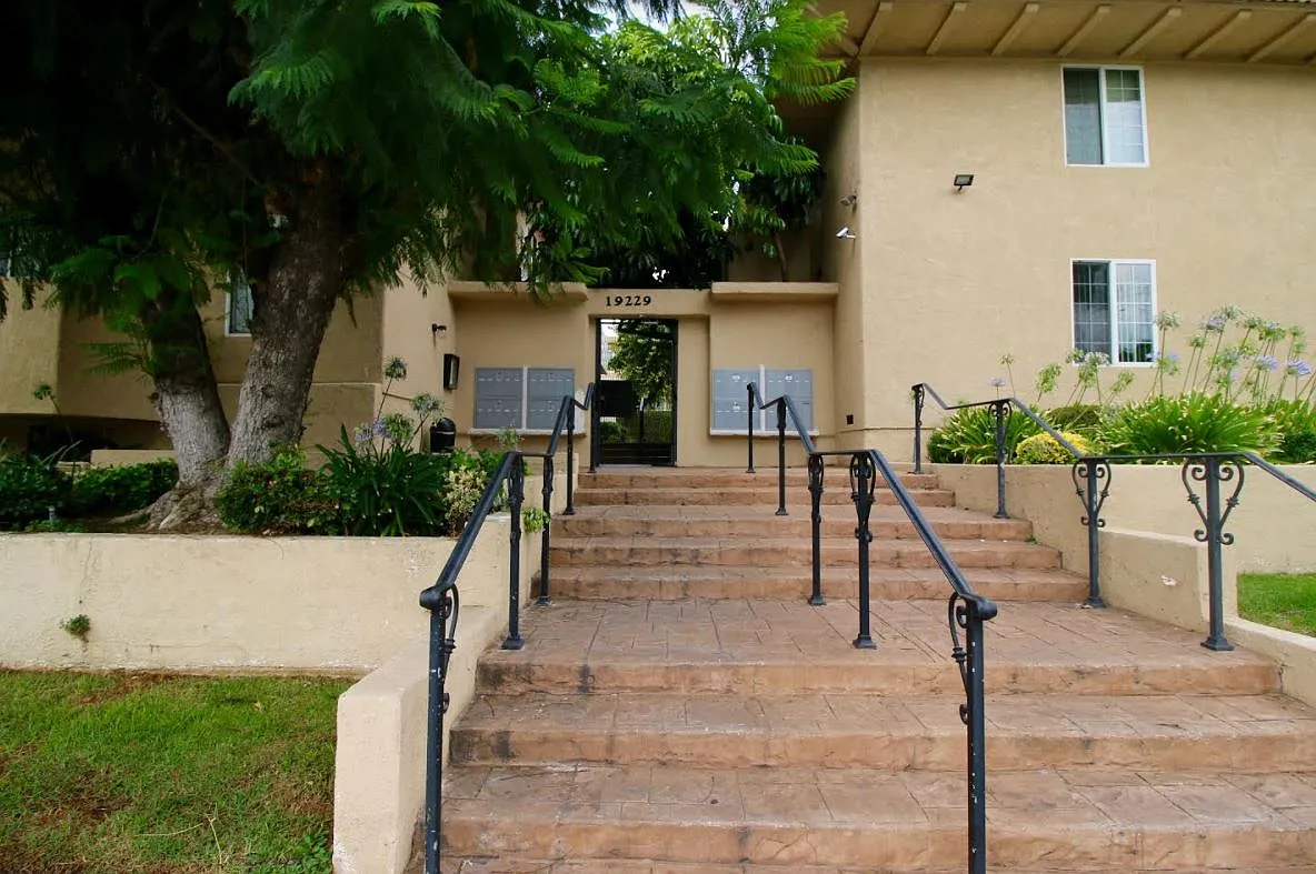 Nordhoff Apartments — Photo 4