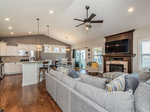 3rd image of 412 NE Westgate Dr