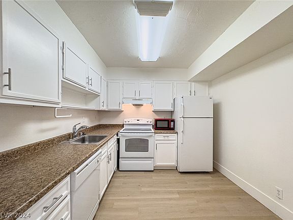 5th image of 3930 University Center Dr APT 303