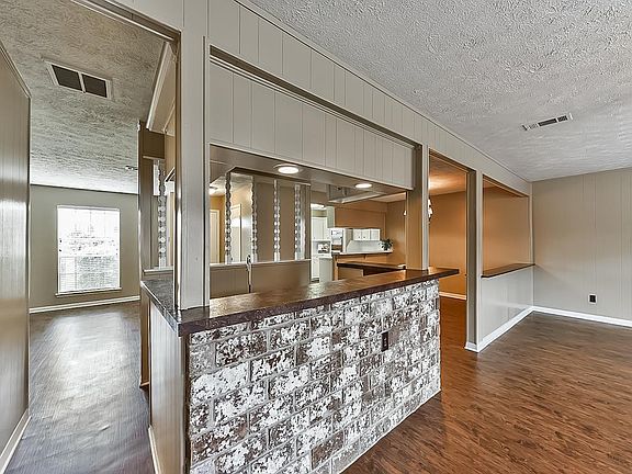 Another view of center bar. Note how open the kitchen,bar, dining & family areas are to one another.