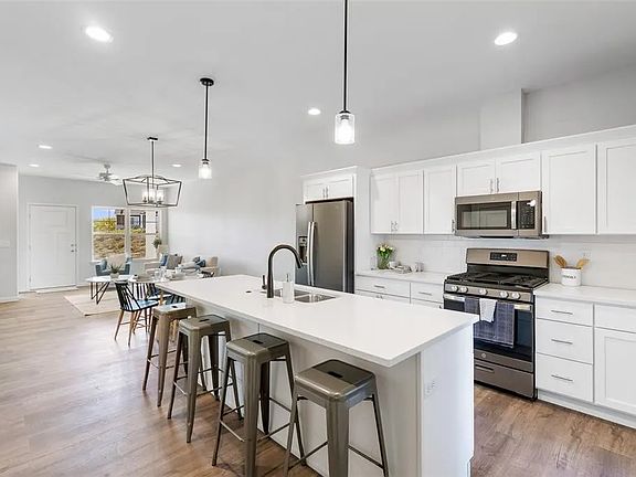 3rd image of 623 Catherine Dr
