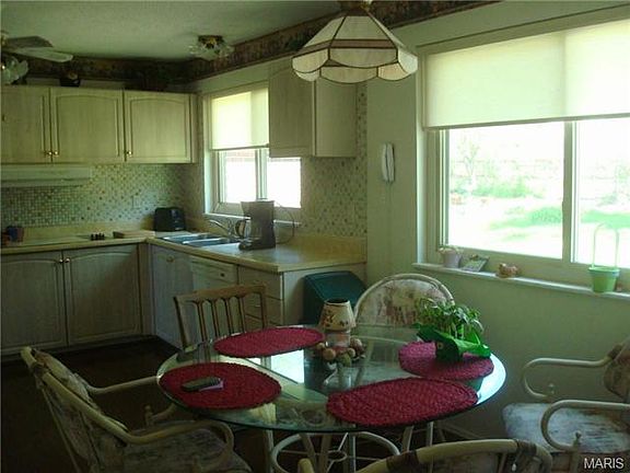 5th image of 2208 Centeroyal Dr