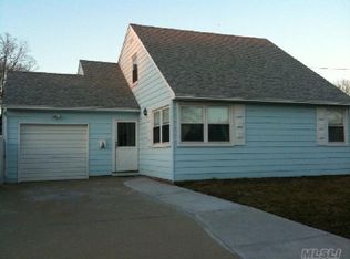 15 Amber Dr, Massapequa, NY 11758