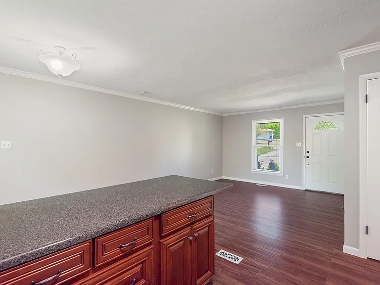 3218 Chantilly Dr — Photo 2