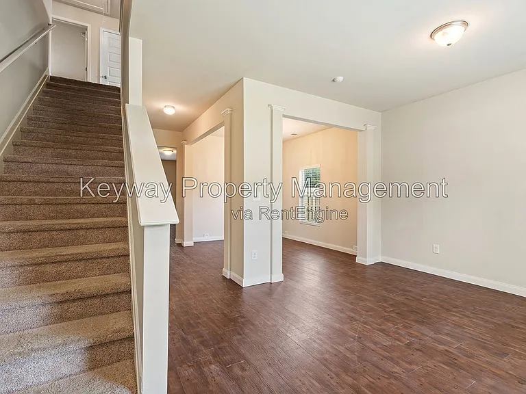 910 Clover Ct — Photo 3