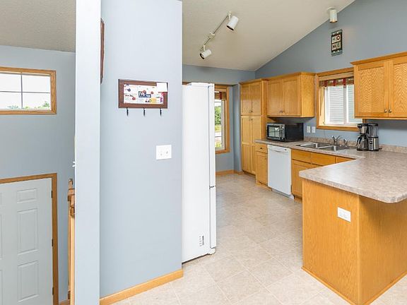 4th image of 723 Horseshoe Ln