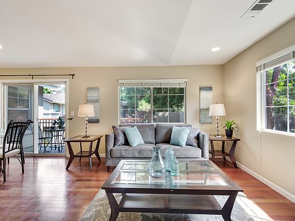 4th image of 374 Oleander Dr