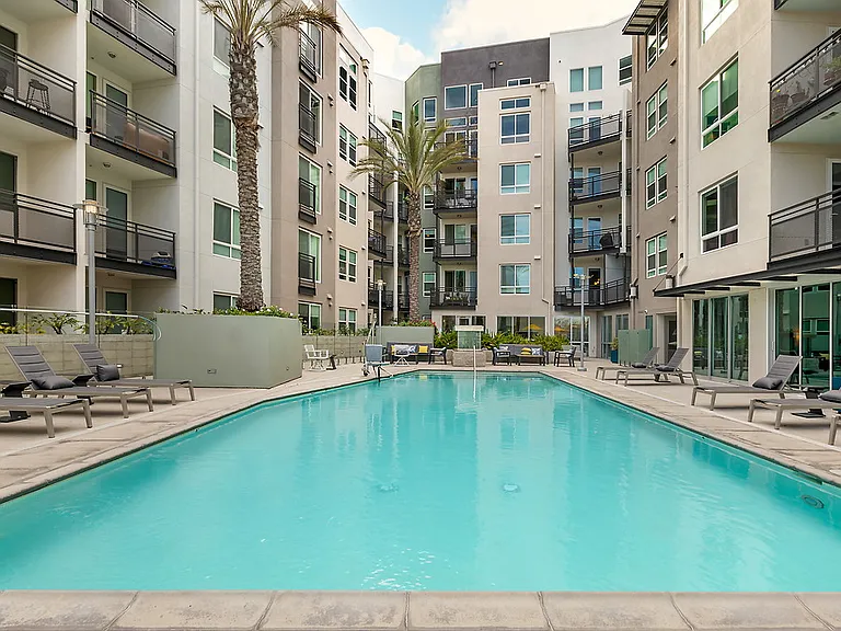 Wilshire La Brea — Photo 29