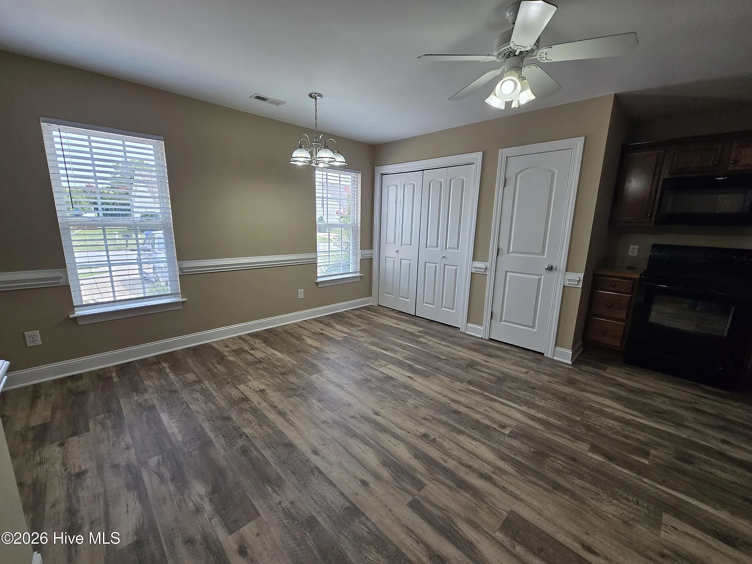 3 bed, 2.5 bath, 1716 sqft, $1,600 — Photo 3