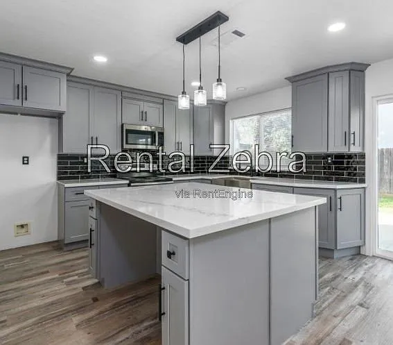 4 bed, 2.5 bath, 2023 sqft, $2,350 — Photo 2