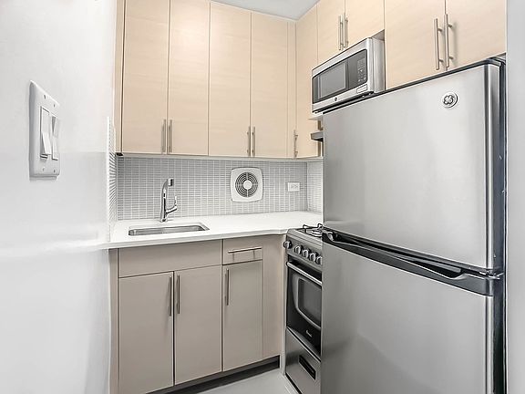 4th image of 4 Park Ave APT 18D