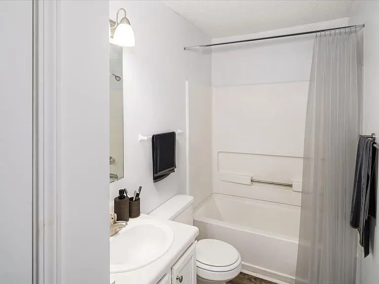 Meadowbrook Luxury Apartments — Photo 8